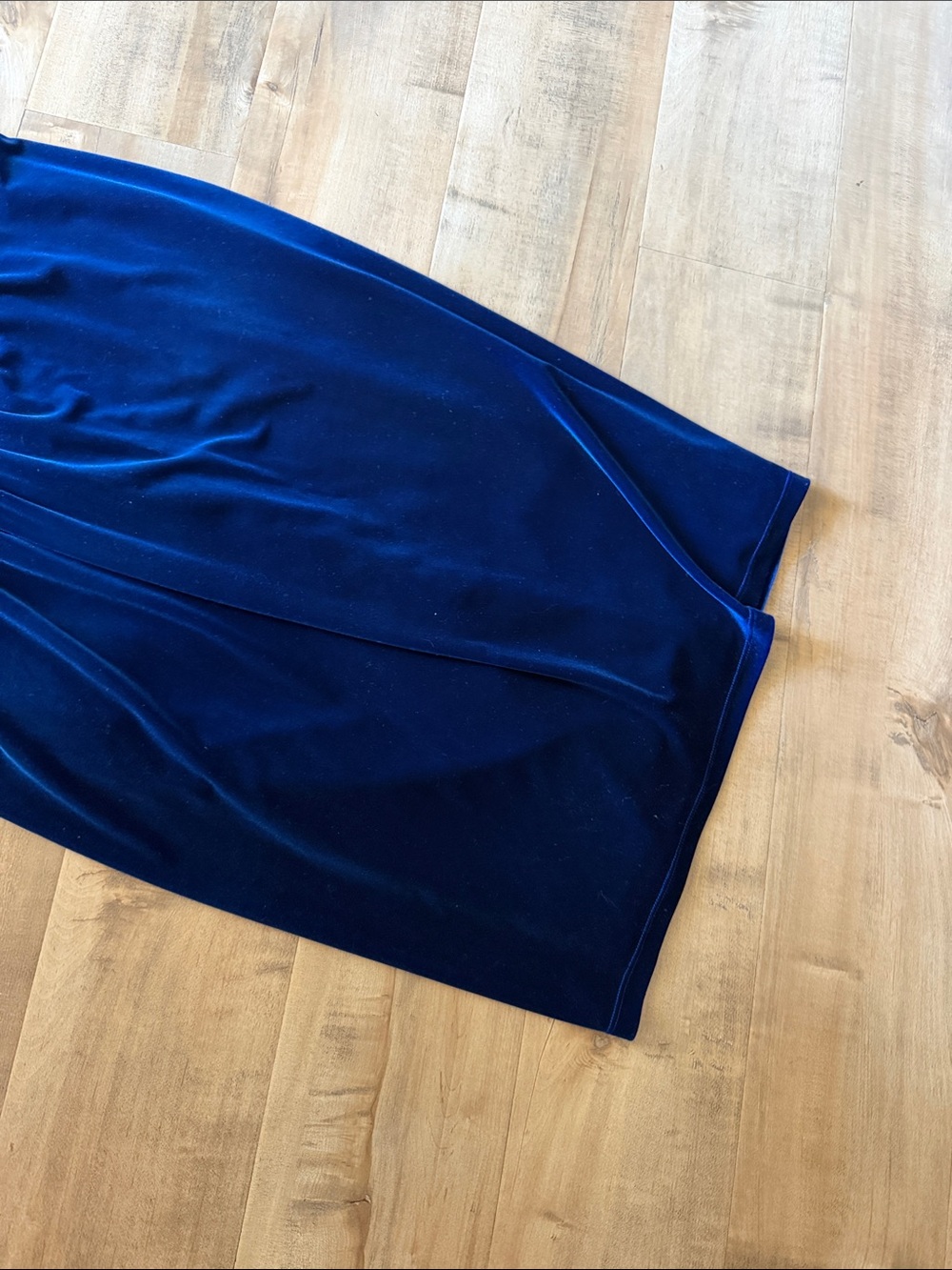 STARLET WIGGLE DRESS IN BLUE VELVET - VIXEN BY MICHELINE PITT - Picture 6 of 8